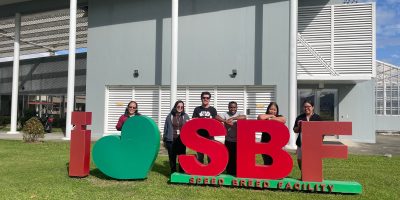 (L-R) Consie Parducho, Steph Manrilla, Luis Hernández, David Muruu, May Sallan, and Rica Mariano pose in front of IRRI HQ’s Speed Breeding Facility